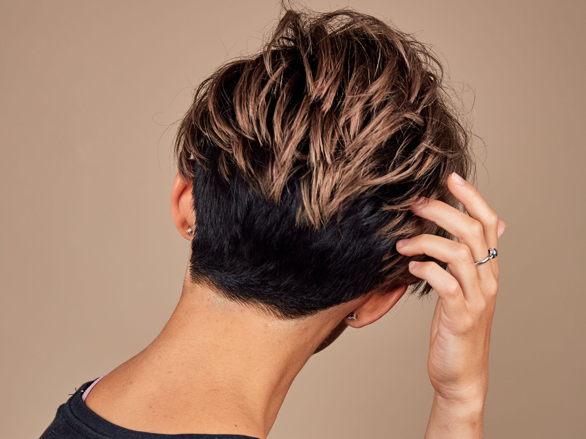 Pourquoi certains hommes ont les cheveux secs et cassants et comment les traiter