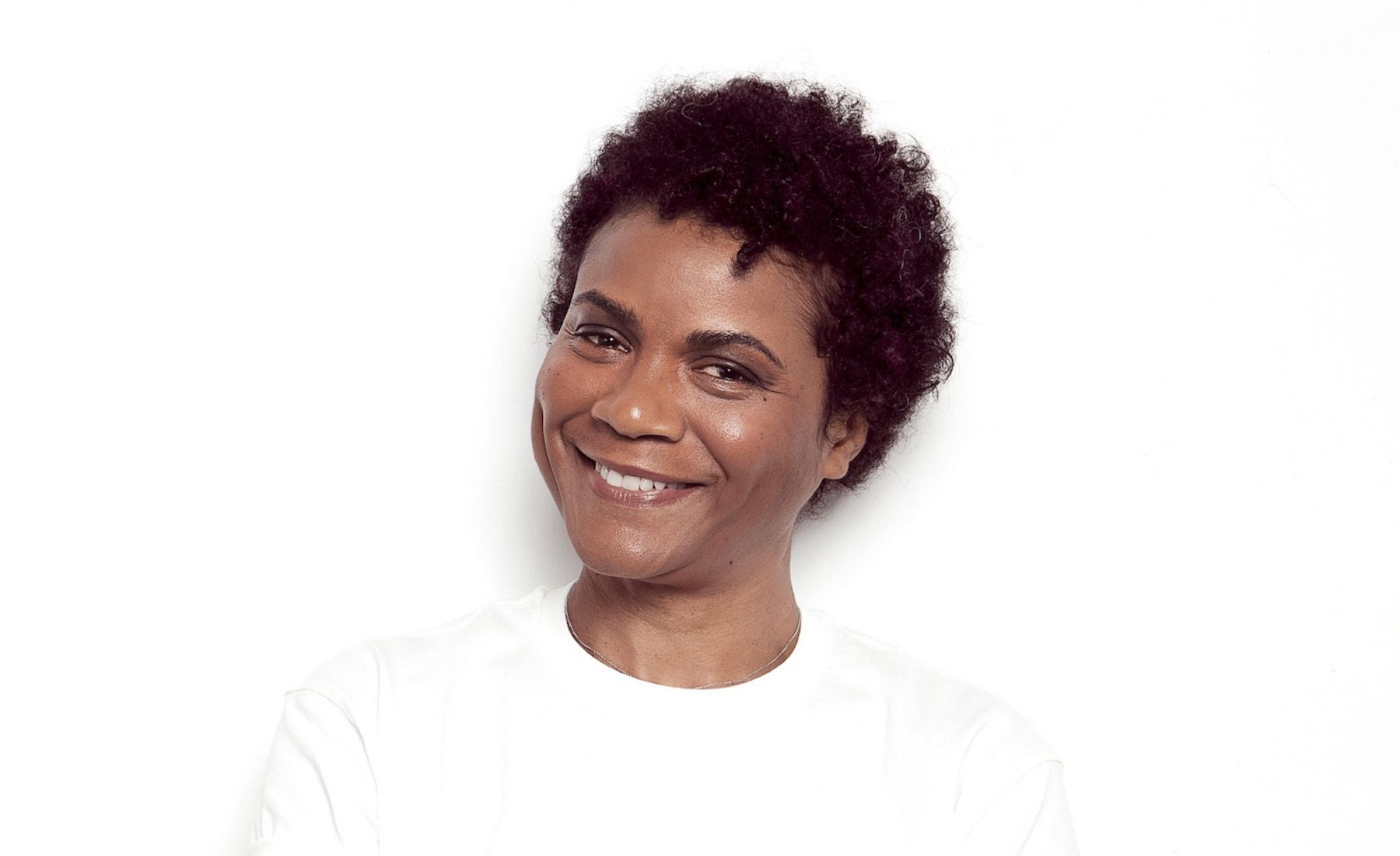 Portrait de Chantal Soutarson, la créatrice du 1er podcast beauté et wellness français "Beauty Toaster"