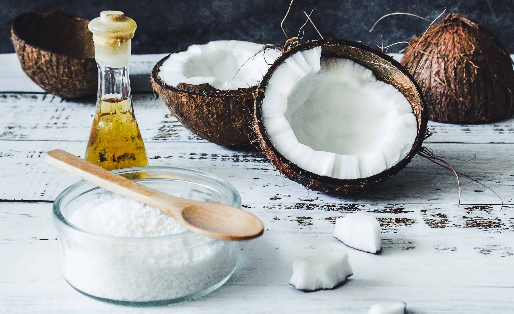 L'huile de noix de coco traite-t-elle l'acné ou l'aggrave-t-elle ?