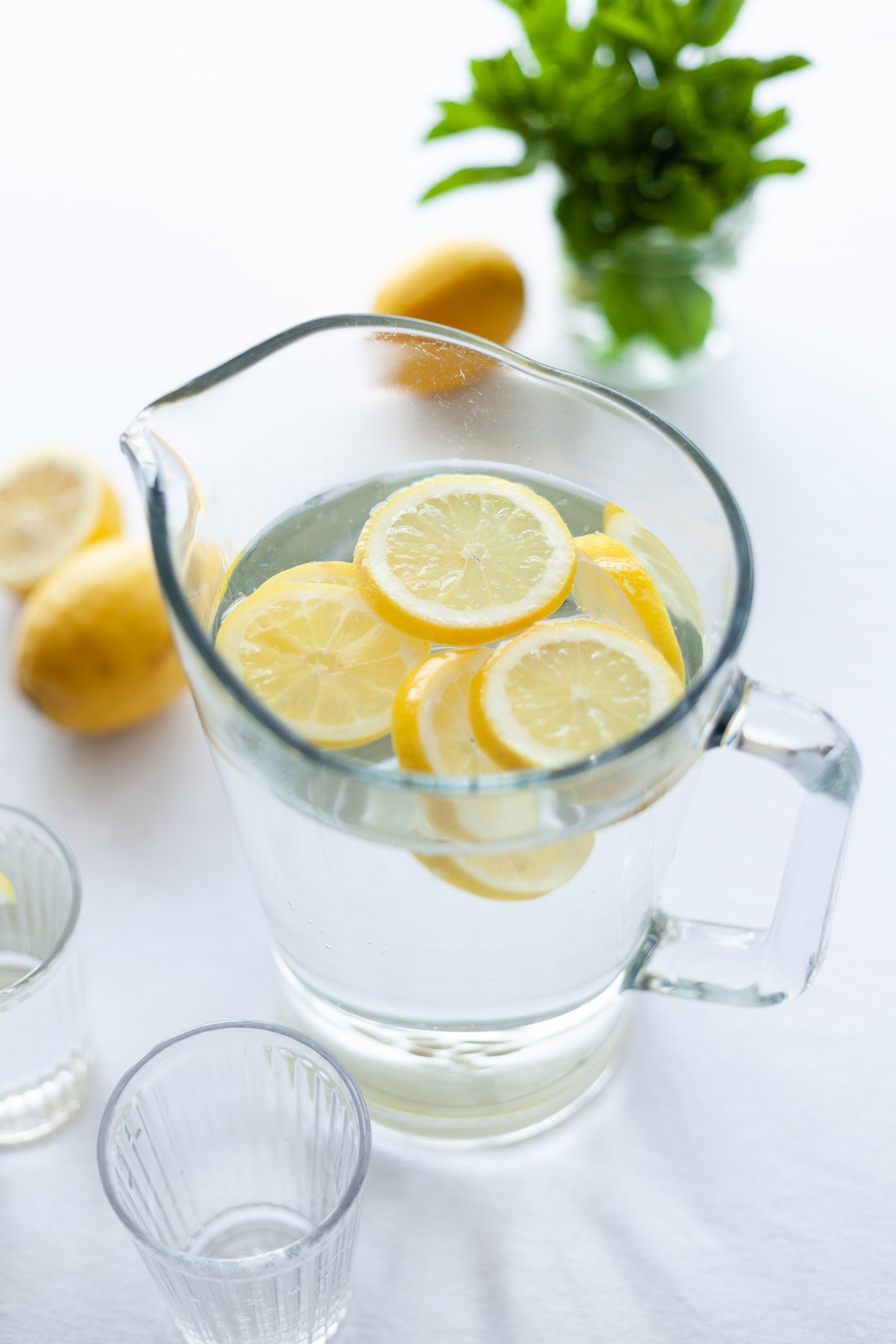 7 manières dont votre corps bénéficie de l'eau citronnée